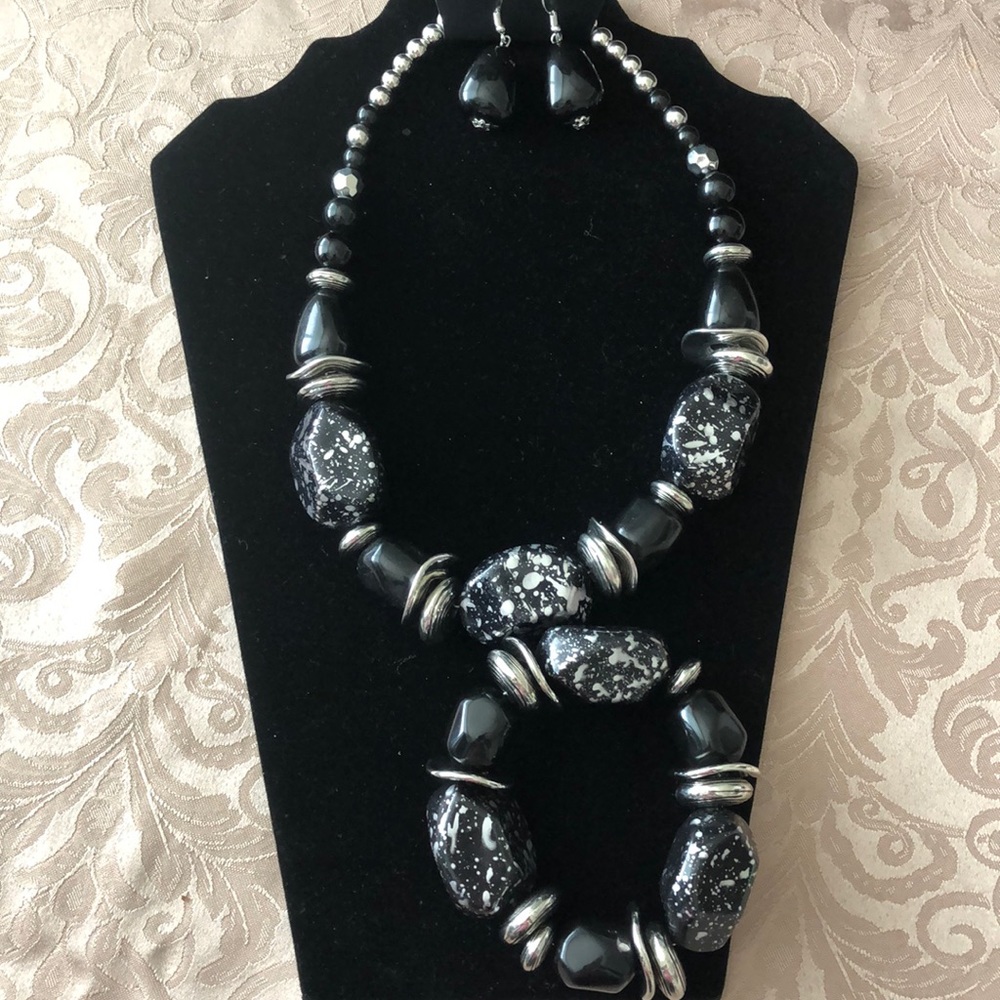 Set of necklace and bracelet